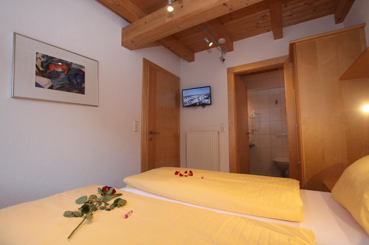 Gaestehaus Alpina Sankt Anton am Arlberg Bagian luar foto